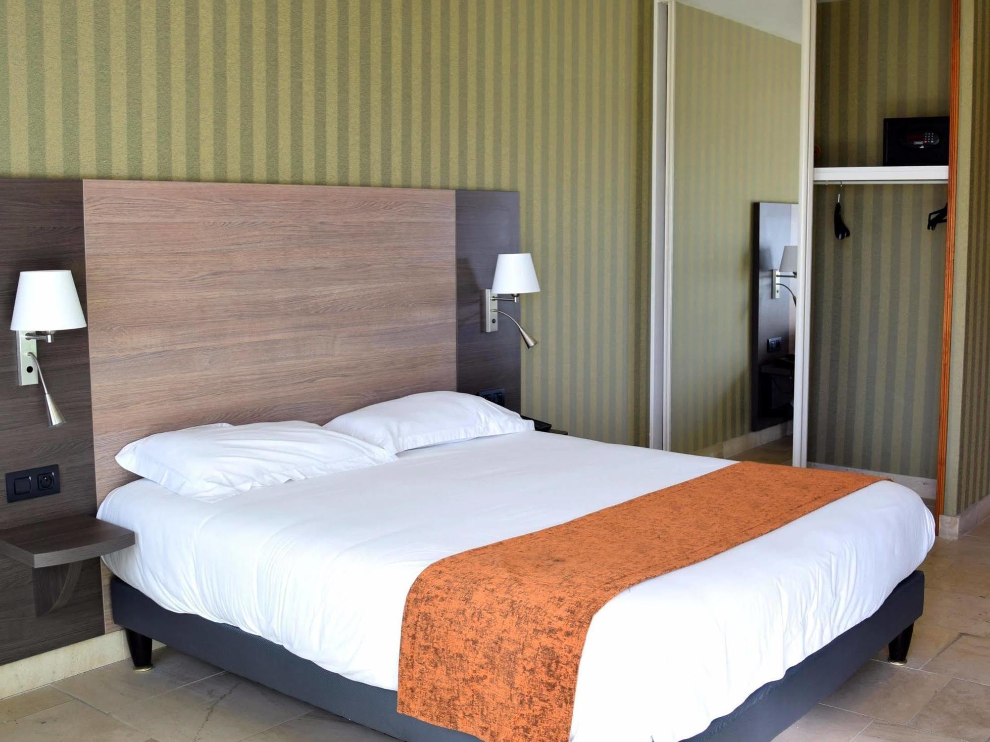 Logis Des Sources Hotel Creney-pres-Troyes Exterior photo